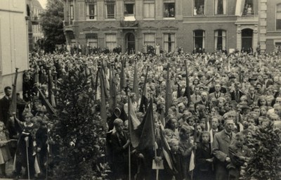 605166 Afbeelding van een menigte op het Domplein te Utrecht, mogelijk tijdens de viering van de eerste Koninginnedag ...